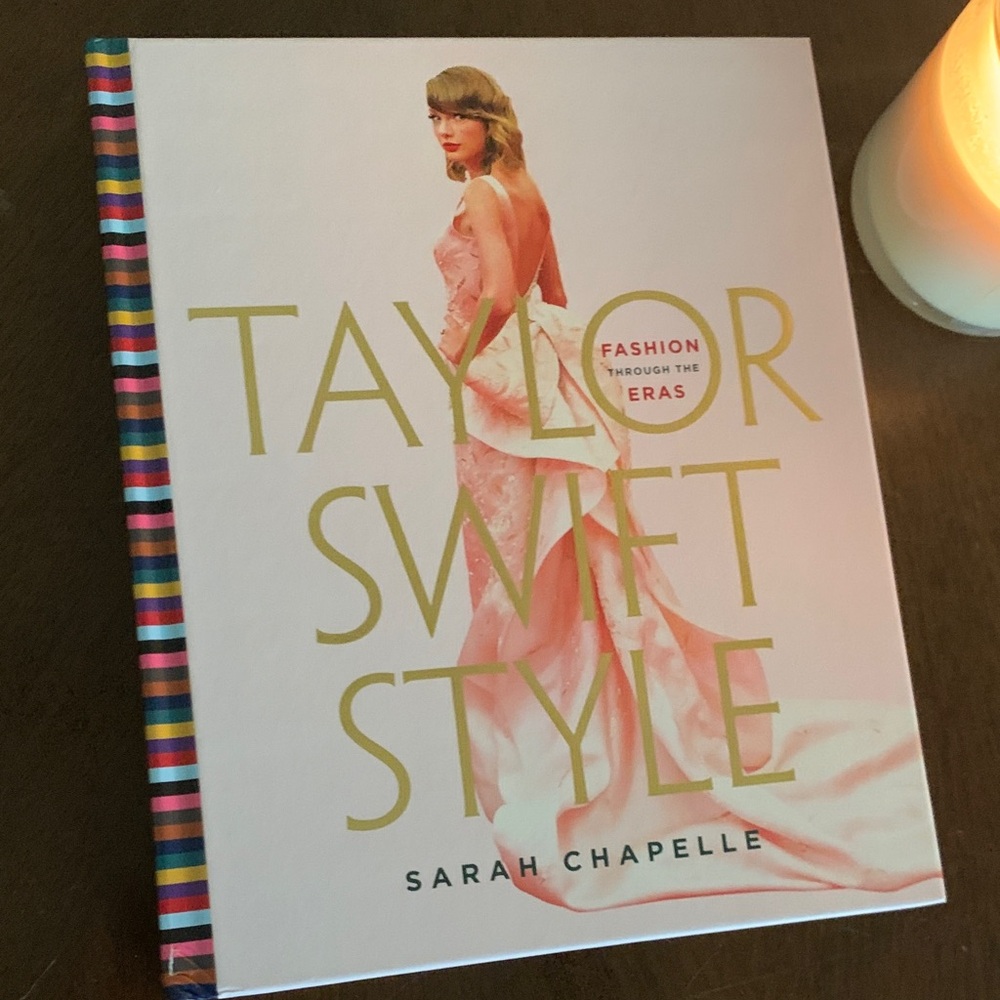 Taylor Swift Style Book - Picture 2 of 10